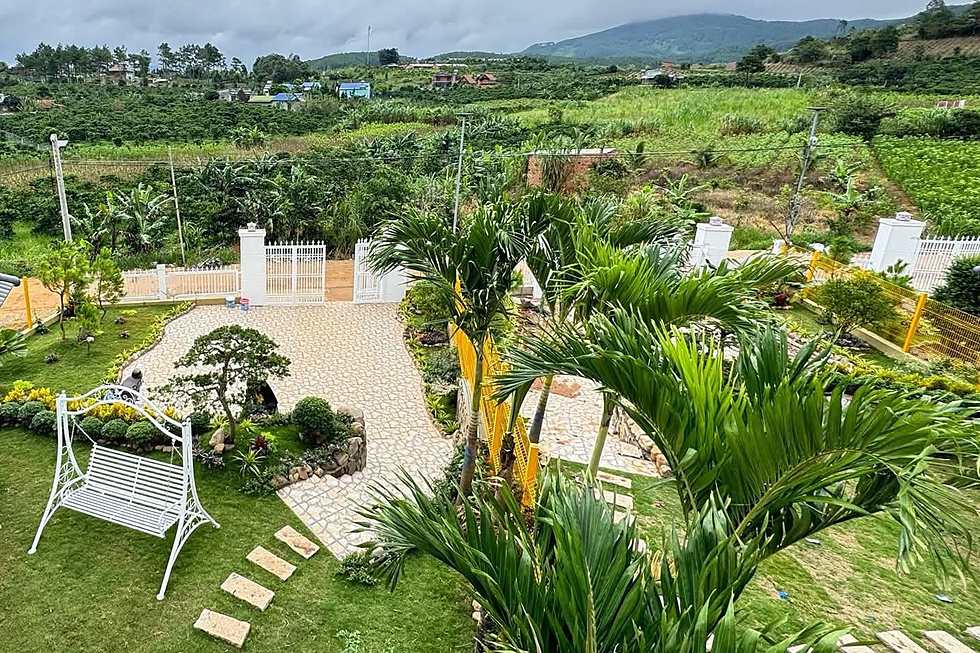 Nhà sân vườn view đẹp ven Đà Lạt – sân cỏ rộng, chòi nghỉ mái ngói, xích đu, tiểu cảnh, view đồi núi