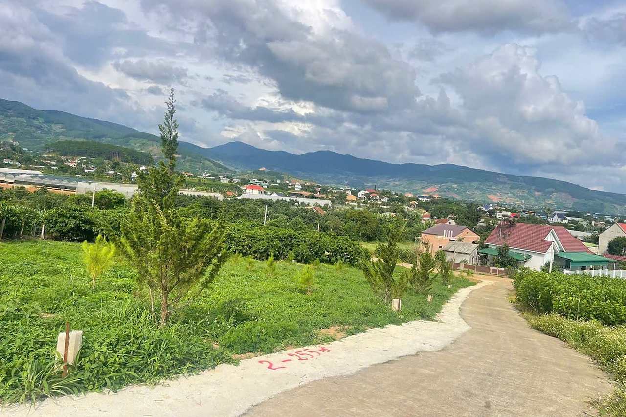 2 lô đất view hồ Từ Liêm Nam Ban – nhìn ra hồ, thung lũng và dãy núi, đường bê tông, khu dân cư hiện hữu
