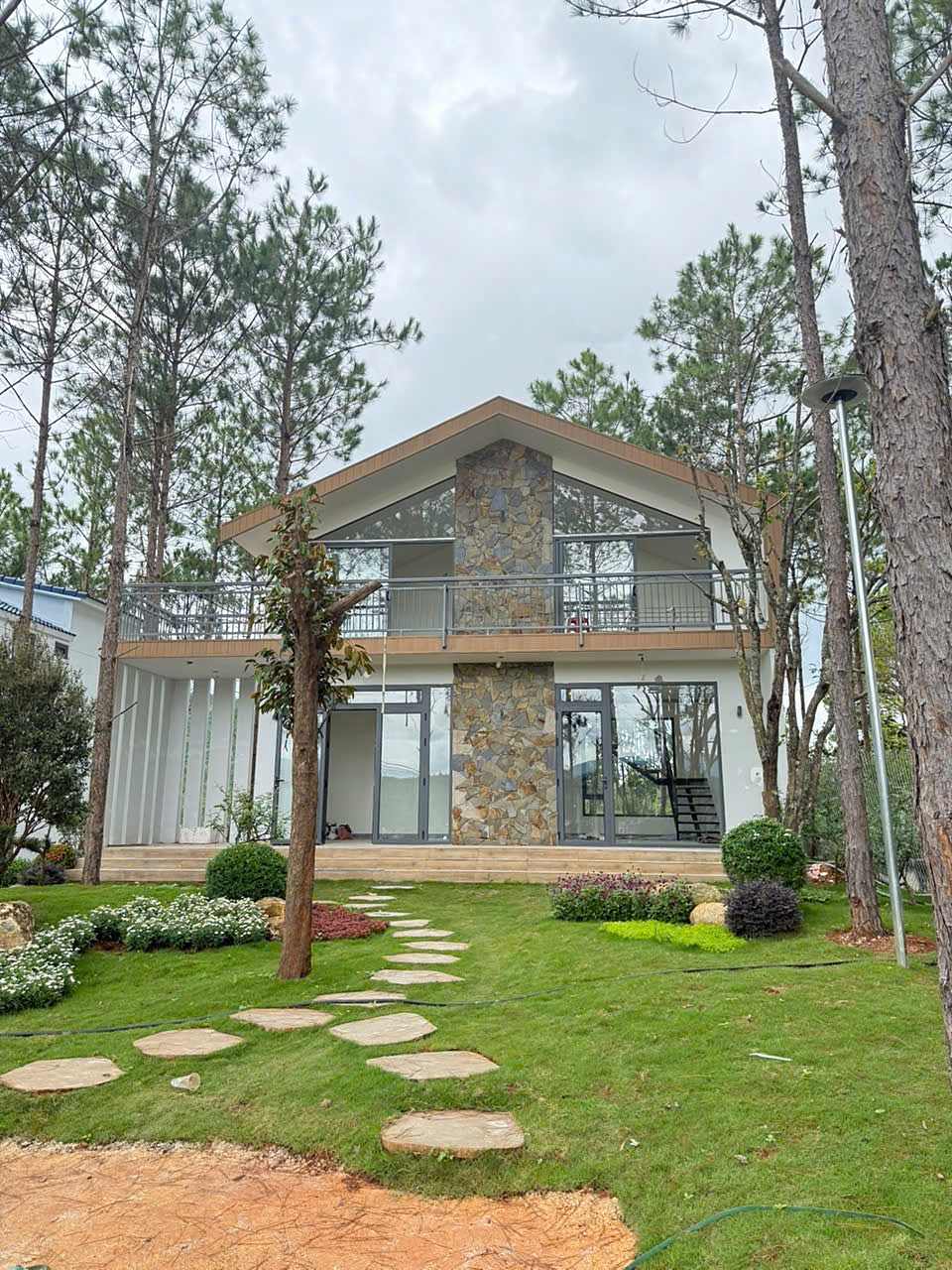 Villa nghỉ dưỡng 2 tầng đá ốp giữa đồi thông HT86 Nam Ban – kính lớn, ban công, lối đá dạo sân vườn