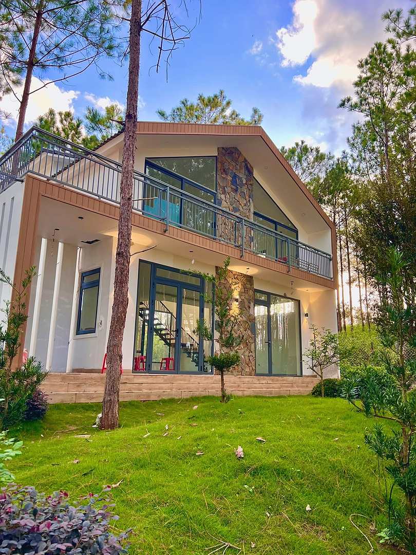 Villa 1 trệt 1 lầu HT86 Nam Ban giữa rừng thông – mặt kính lớn, cột đá tự nhiên, sân cỏ xanh