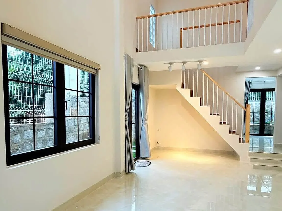 Phòng khách thông tầng, cầu thang và gác lửng, sàn bóng