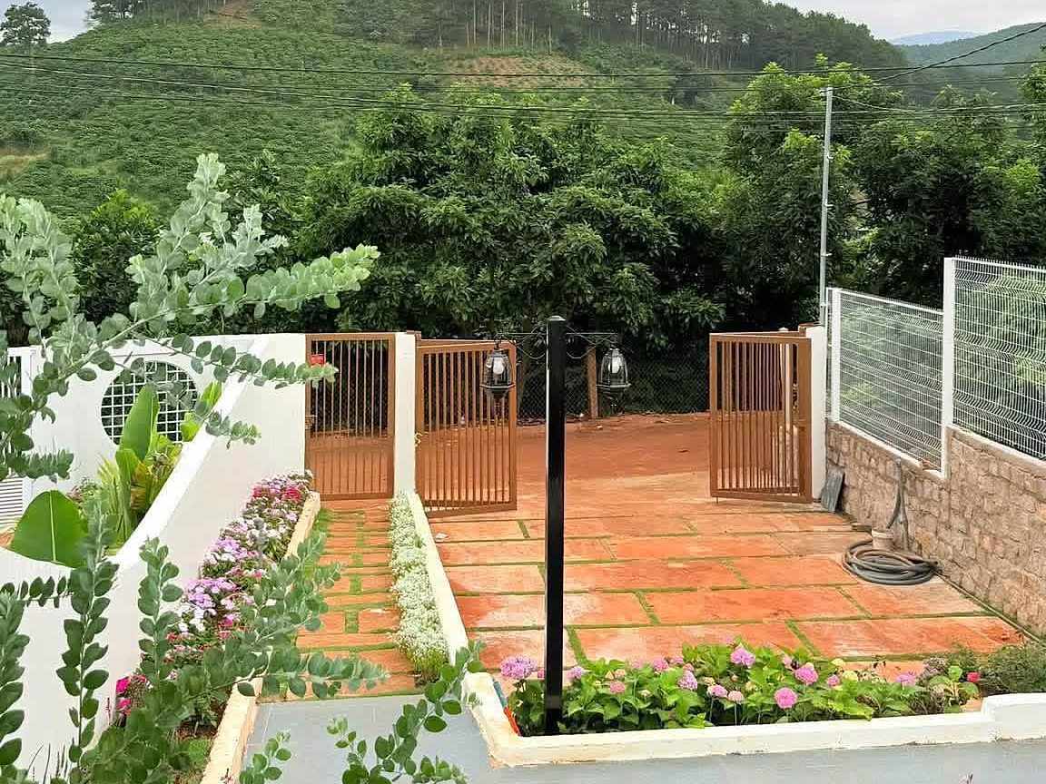 Sân vườn tiểu cảnh và cổng, view ra đồi thông Mê Linh