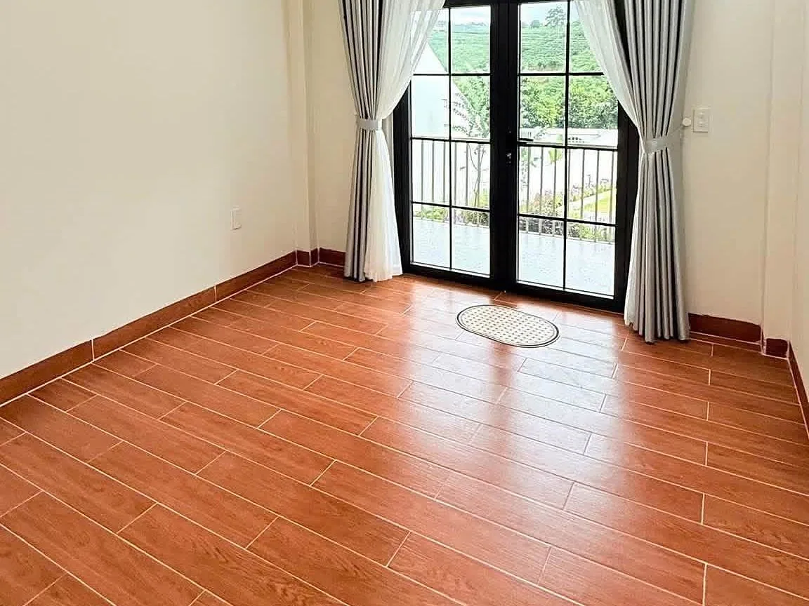 Phòng ngủ sáng, cửa lớn ra ban công nhìn ra vườn