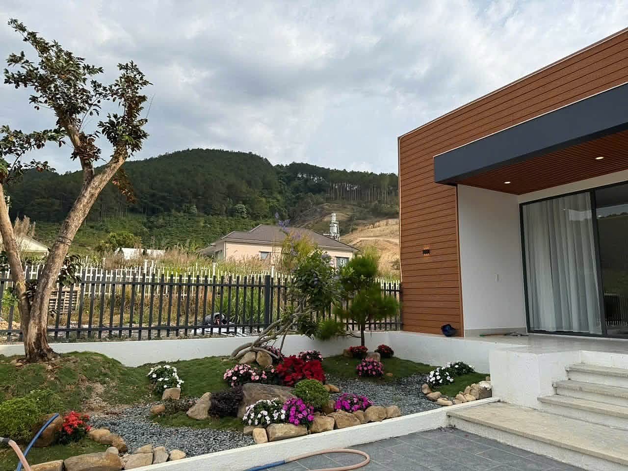 Villa nghỉ dưỡng Nam Ban – kiến trúc mái bằng ốp gỗ và đá, sân vườn hoa, view rừng thông