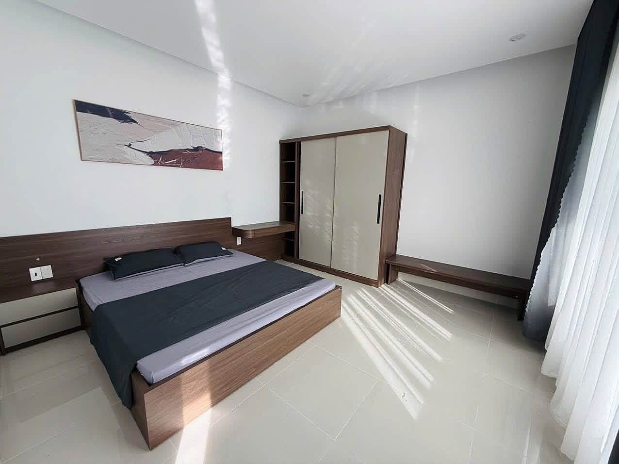 Phòng ngủ villa Nam Ban full nội thất gỗ, giường lớn, tủ áo cánh lùa