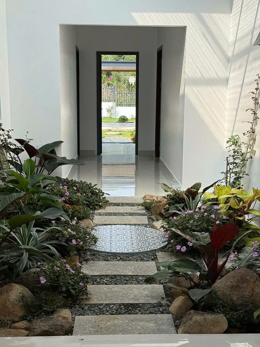 Lối đá dạo qua tiểu cảnh cây xanh dẫn từ trong villa ra sân vườn Nam Ban